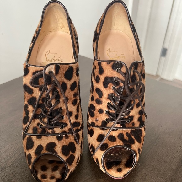 Christian Louboutin Leopard Print Laced pump - Picture 1 of 7
